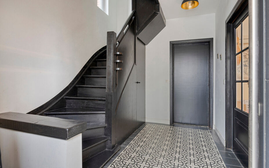 Leemans Immobiliën stelt u deze prachtig gerenoveerde, halfopen en bijzonder gezellige woning voor, gelegen in het hart van Merchtem. Dankzij de uitstekende ligging bevinden winkels, openbaar vervoer, scholen, sportinfrastructuur en fiets- en wandelroute