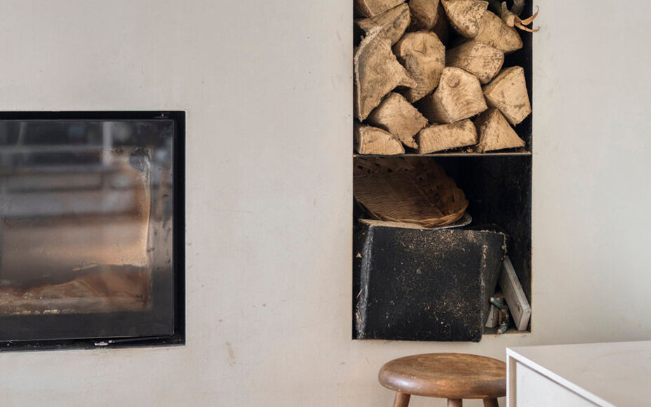 Leemans Immobiliën stelt u deze prachtig gerenoveerde, halfopen en bijzonder gezellige woning voor, gelegen in het hart van Merchtem. Dankzij de uitstekende ligging bevinden winkels, openbaar vervoer, scholen, sportinfrastructuur en fiets- en wandelroute