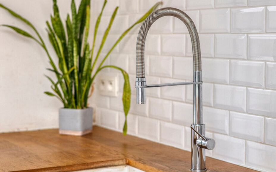 Leemans Immobiliën stelt u deze prachtig gerenoveerde, halfopen en bijzonder gezellige woning voor, gelegen in het hart van Merchtem. Dankzij de uitstekende ligging bevinden winkels, openbaar vervoer, scholen, sportinfrastructuur en fiets- en wandelroute