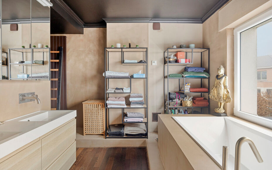 Leemans Immobiliën stelt u deze prachtig gerenoveerde, halfopen en bijzonder gezellige woning voor, gelegen in het hart van Merchtem. Dankzij de uitstekende ligging bevinden winkels, openbaar vervoer, scholen, sportinfrastructuur en fiets- en wandelroute