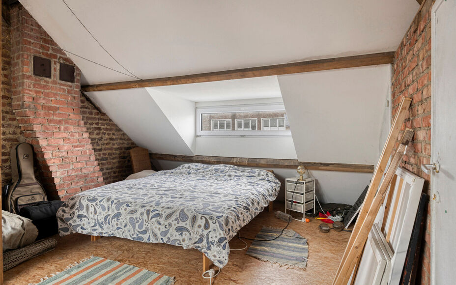 Leemans Immobiliën stelt u deze prachtig gerenoveerde, halfopen en bijzonder gezellige woning voor, gelegen in het hart van Merchtem. Dankzij de uitstekende ligging bevinden winkels, openbaar vervoer, scholen, sportinfrastructuur en fiets- en wandelroute