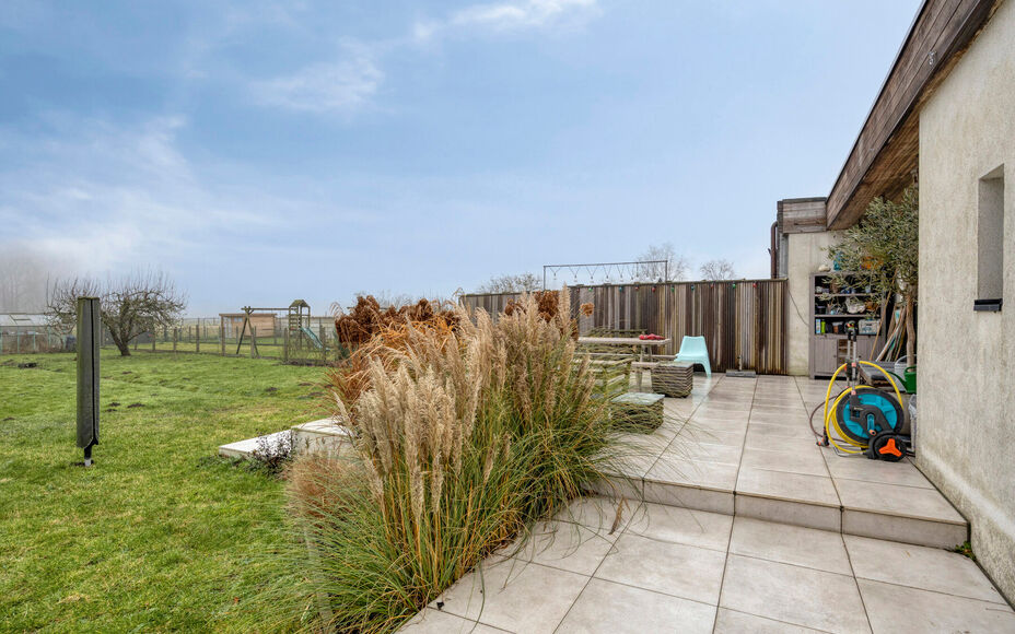 Leemans Immobiliën stelt u deze prachtig gerenoveerde, halfopen en bijzonder gezellige woning voor, gelegen in het hart van Merchtem. Dankzij de uitstekende ligging bevinden winkels, openbaar vervoer, scholen, sportinfrastructuur en fiets- en wandelroute