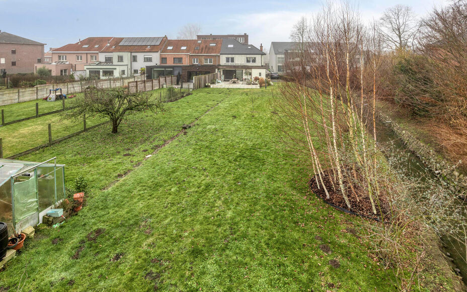 Leemans Immobiliën stelt u deze prachtig gerenoveerde, halfopen en bijzonder gezellige woning voor, gelegen in het hart van Merchtem. Dankzij de uitstekende ligging bevinden winkels, openbaar vervoer, scholen, sportinfrastructuur en fiets- en wandelroute
