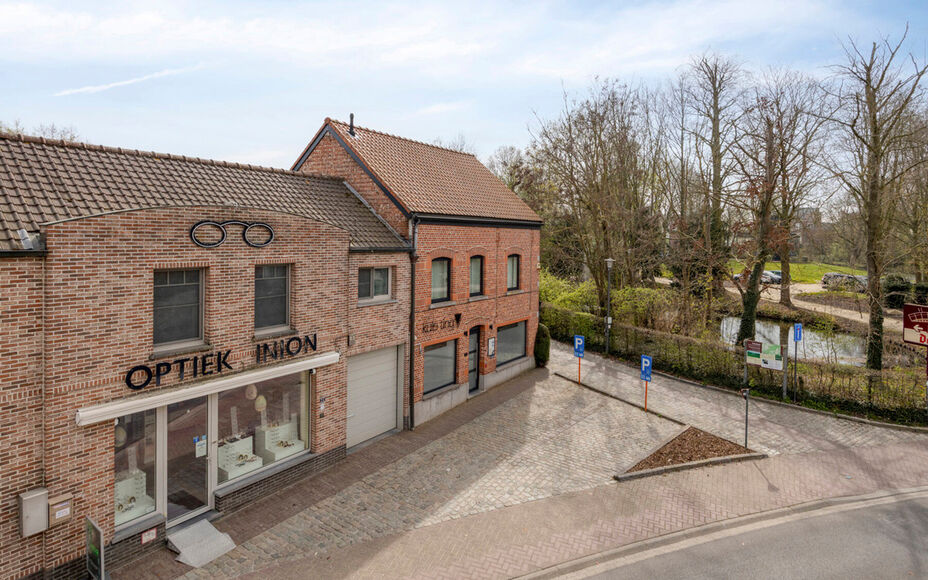 Bent u op zoek naar een afgewerkte woning waar comfort, ruimte en veelzijdigheid harmonieus samenkomen? Dan is deze volledig gerenoveerde en energiezuinige woning op een absolute topligging in Merchtem precies wat u zoekt.Door de centrale ligging zijn win