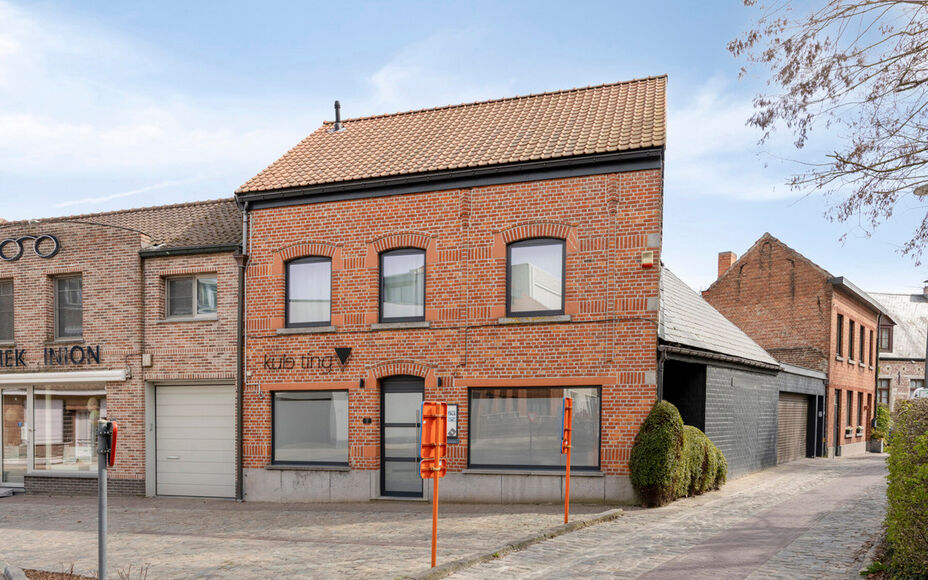 Bent u op zoek naar een afgewerkte woning waar comfort, ruimte en veelzijdigheid harmonieus samenkomen? Dan is deze volledig gerenoveerde en energiezuinige woning op een absolute topligging in Merchtem precies wat u zoekt.Door de centrale ligging zijn win