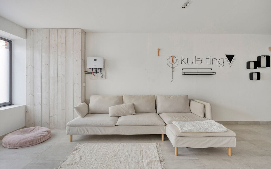 Bent u op zoek naar een afgewerkte woning waar comfort, ruimte en veelzijdigheid harmonieus samenkomen? Dan is deze volledig gerenoveerde en energiezuinige woning op een absolute topligging in Merchtem precies wat u zoekt.Door de centrale ligging zijn win