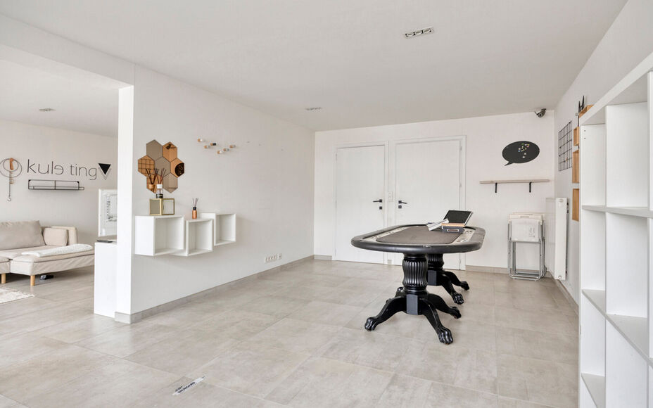 Bent u op zoek naar een afgewerkte woning waar comfort, ruimte en veelzijdigheid harmonieus samenkomen? Dan is deze volledig gerenoveerde en energiezuinige woning op een absolute topligging in Merchtem precies wat u zoekt.Door de centrale ligging zijn win