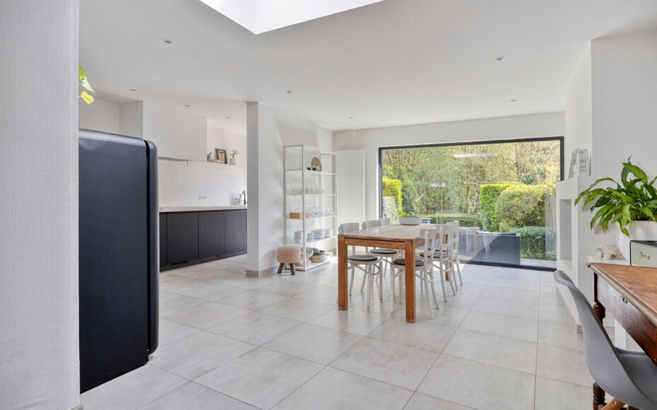 Bent u op zoek naar een afgewerkte woning waar comfort, ruimte en veelzijdigheid harmonieus samenkomen? Dan is deze volledig gerenoveerde en energiezuinige woning op een absolute topligging in Merchtem precies wat u zoekt.Door de centrale ligging zijn win