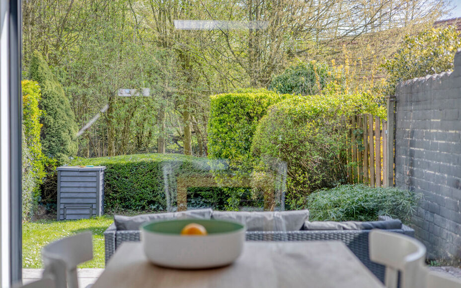 Bent u op zoek naar een afgewerkte woning waar comfort, ruimte en veelzijdigheid harmonieus samenkomen? Dan is deze volledig gerenoveerde en energiezuinige woning op een absolute topligging in Merchtem precies wat u zoekt.Door de centrale ligging zijn win