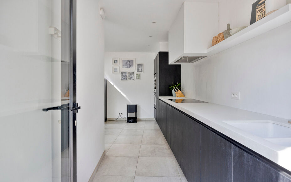 Bent u op zoek naar een afgewerkte woning waar comfort, ruimte en veelzijdigheid harmonieus samenkomen? Dan is deze volledig gerenoveerde en energiezuinige woning op een absolute topligging in Merchtem precies wat u zoekt.Door de centrale ligging zijn win