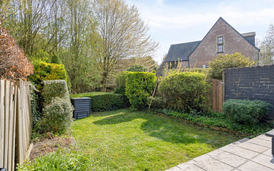 Bent u op zoek naar een afgewerkte woning waar comfort, ruimte en veelzijdigheid harmonieus samenkomen? Dan is deze volledig gerenoveerde en energiezuinige woning op een absolute topligging in Merchtem precies wat u zoekt.Door de centrale ligging zijn win