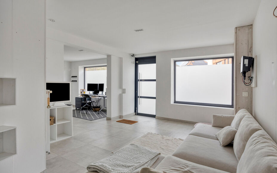 Bent u op zoek naar een afgewerkte woning waar comfort, ruimte en veelzijdigheid harmonieus samenkomen? Dan is deze volledig gerenoveerde en energiezuinige woning op een absolute topligging in Merchtem precies wat u zoekt.Door de centrale ligging zijn win