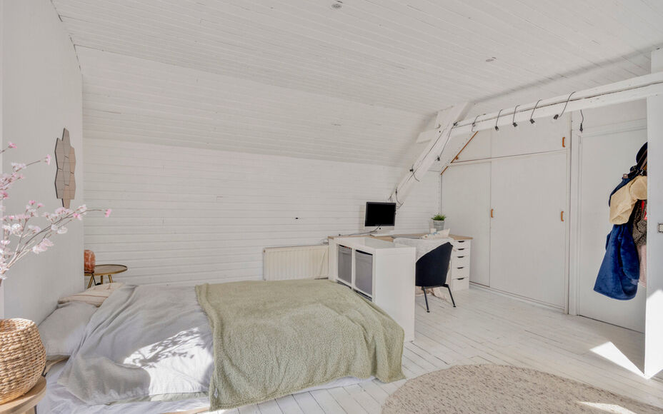 Bent u op zoek naar een afgewerkte woning waar comfort, ruimte en veelzijdigheid harmonieus samenkomen? Dan is deze volledig gerenoveerde en energiezuinige woning op een absolute topligging in Merchtem precies wat u zoekt.Door de centrale ligging zijn win