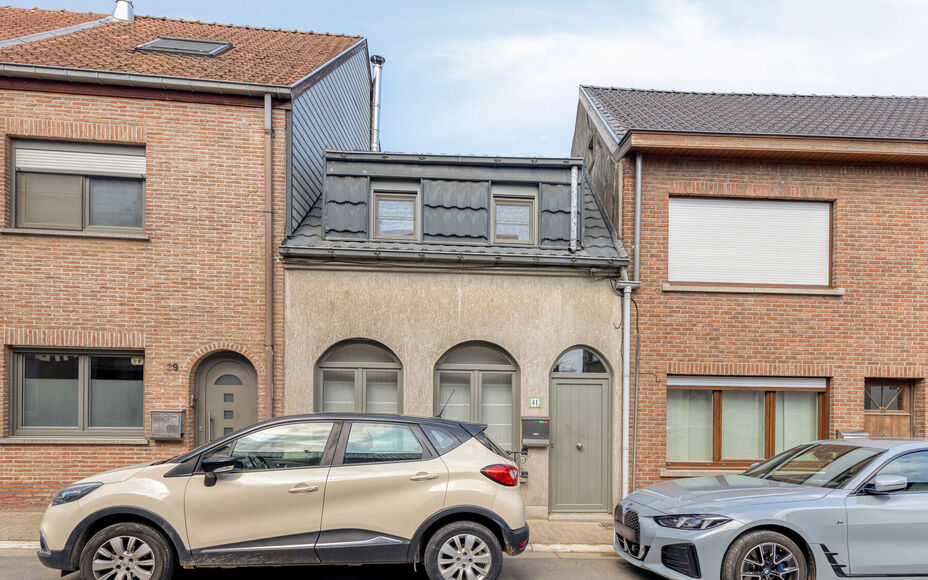 Leemans Immobiliën biedt u deze charmante en bijzonder sfeervol ingerichte woning aan, gelegen op een uitstekende en centrale locatie in het centrum van Opwijk.
De woning combineert een gezellige woonomgeving met een praktische indeling en beschikt boven