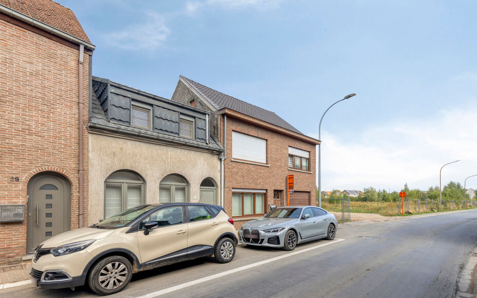 Leemans Immobiliën biedt u deze charmante en bijzonder sfeervol ingerichte woning aan, gelegen op een uitstekende en centrale locatie in het centrum van Opwijk.
De woning combineert een gezellige woonomgeving met een praktische indeling en beschikt boven