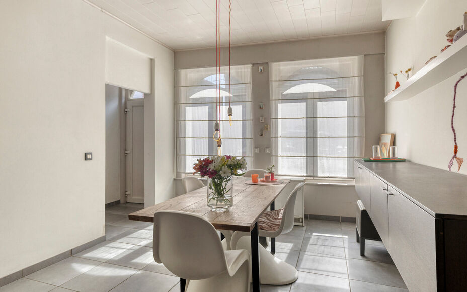 Leemans Immobiliën biedt u deze charmante en bijzonder sfeervol ingerichte woning aan, gelegen op een uitstekende en centrale locatie in het centrum van Opwijk.
De woning combineert een gezellige woonomgeving met een praktische indeling en beschikt boven