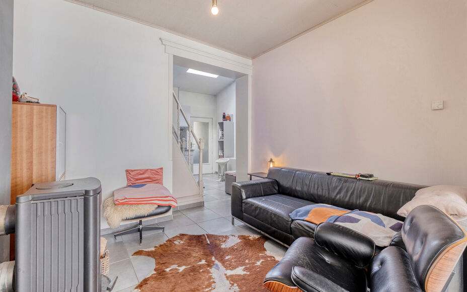 Leemans Immobiliën biedt u deze charmante en bijzonder sfeervol ingerichte woning aan, gelegen op een uitstekende en centrale locatie in het centrum van Opwijk.
De woning combineert een gezellige woonomgeving met een praktische indeling en beschikt boven