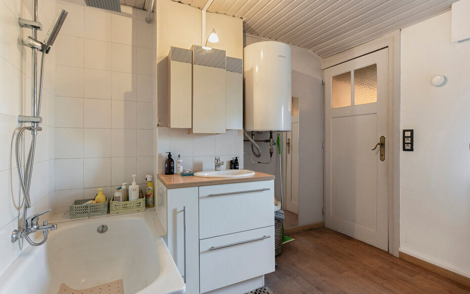 Leemans Immobiliën biedt u deze charmante en bijzonder sfeervol ingerichte woning aan, gelegen op een uitstekende en centrale locatie in het centrum van Opwijk.
De woning combineert een gezellige woonomgeving met een praktische indeling en beschikt boven