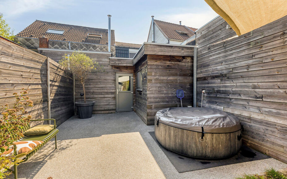 Leemans Immobiliën biedt u deze charmante en bijzonder sfeervol ingerichte woning aan, gelegen op een uitstekende en centrale locatie in het centrum van Opwijk.
De woning combineert een gezellige woonomgeving met een praktische indeling en beschikt boven