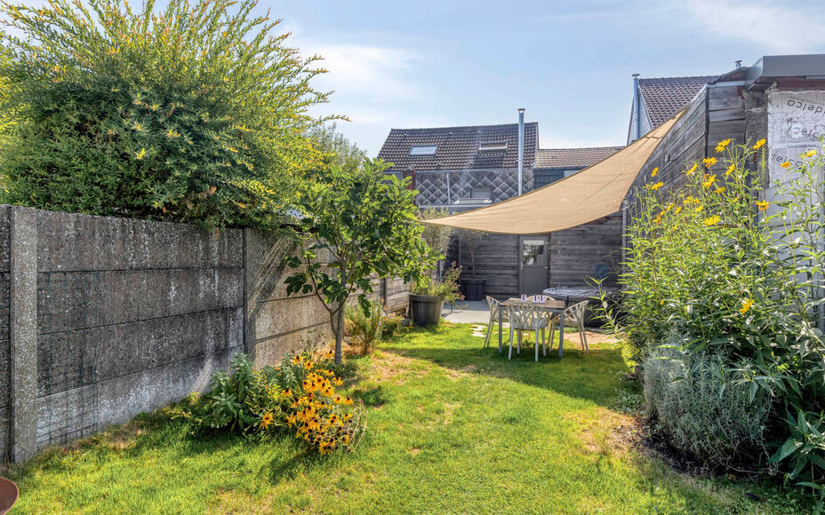Leemans Immobiliën biedt u deze charmante en bijzonder sfeervol ingerichte woning aan, gelegen op een uitstekende en centrale locatie in het centrum van Opwijk.
De woning combineert een gezellige woonomgeving met een praktische indeling en beschikt boven