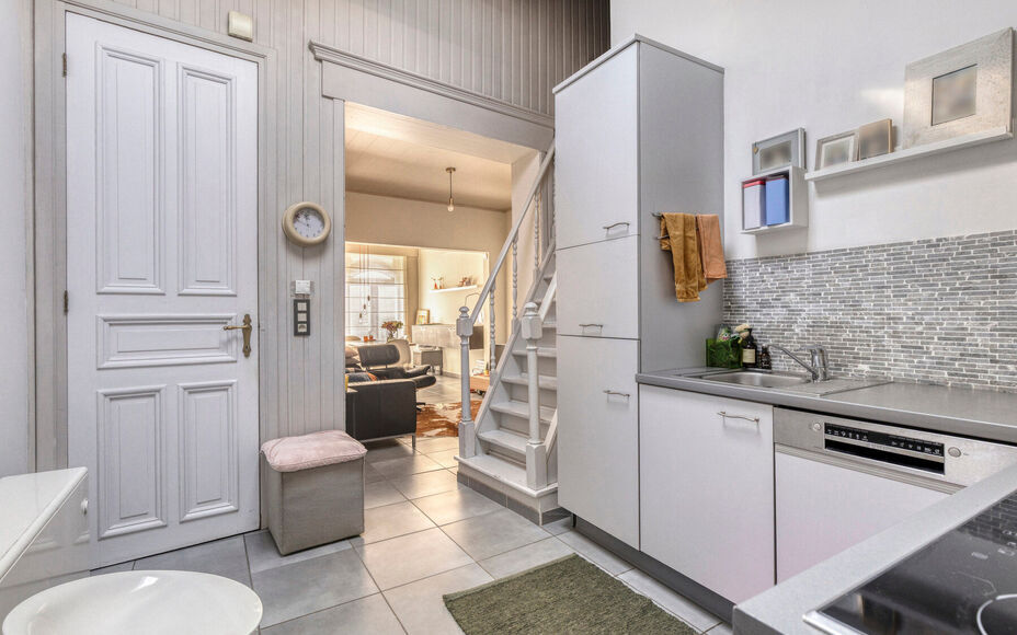 Leemans Immobiliën biedt u deze charmante en bijzonder sfeervol ingerichte woning aan, gelegen op een uitstekende en centrale locatie in het centrum van Opwijk.
De woning combineert een gezellige woonomgeving met een praktische indeling en beschikt boven