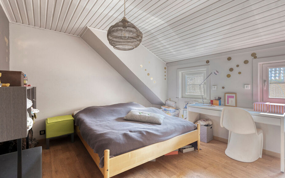 Leemans Immobiliën biedt u deze charmante en bijzonder sfeervol ingerichte woning aan, gelegen op een uitstekende en centrale locatie in het centrum van Opwijk.
De woning combineert een gezellige woonomgeving met een praktische indeling en beschikt boven