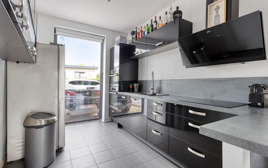 Leemans Immobiliën presenteert u deze verzorgde en energiezuinige woning (EPC A), gelegen op een rustige doch centrale locatie in Ternat. Dankzij de uitstekende ligging bevinden winkels, scholen, sportfaciliteiten en belangrijke invalswegen zich op een s