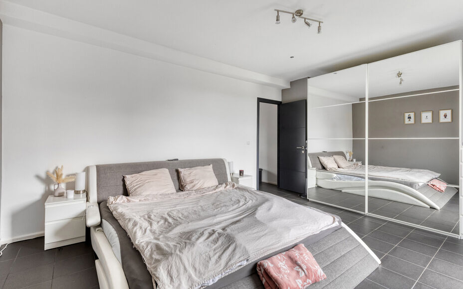 Leemans Immobiliën presenteert u deze verzorgde en energiezuinige woning (EPC A), gelegen op een rustige doch centrale locatie in Ternat. Dankzij de uitstekende ligging bevinden winkels, scholen, sportfaciliteiten en belangrijke invalswegen zich op een s