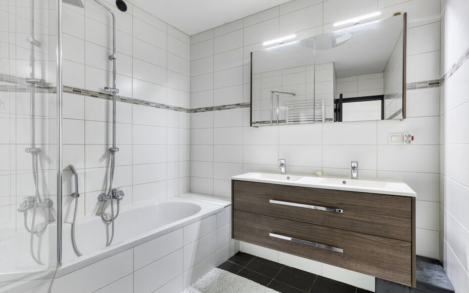 Leemans Immobiliën presenteert u deze verzorgde en energiezuinige woning (EPC A), gelegen op een rustige doch centrale locatie in Ternat. Dankzij de uitstekende ligging bevinden winkels, scholen, sportfaciliteiten en belangrijke invalswegen zich op een s