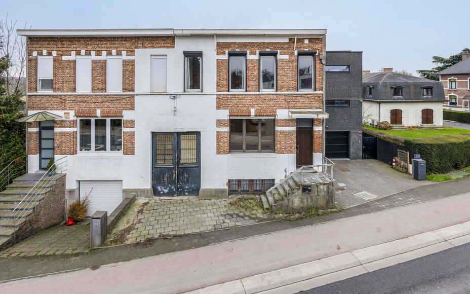 LEEMANS IMMOBILIËN biedt u deze eengezinswoning aan met verschillende ontwikkelingsmogelijkheden! Gelegen in de gemeente Wemmel (grens met de gemeente Meise), toch dichtbij alle faciliteiten en met een vlotte bereikbaarheid richting Brussel en/of Antwerp