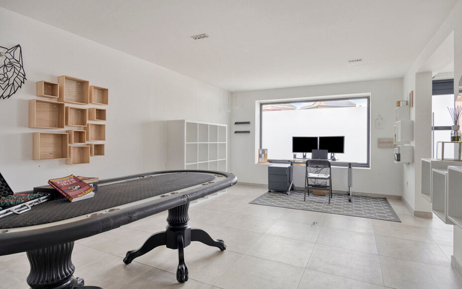 Vous recherchez une maison clé en main où confort, espace et modularité s'harmonisent parfaitement ? Cette maison entièrement rénovée et écoénergétique, idéalement située à Merchtem, est faite pour vous. Grâce à sa situation centrale, commer