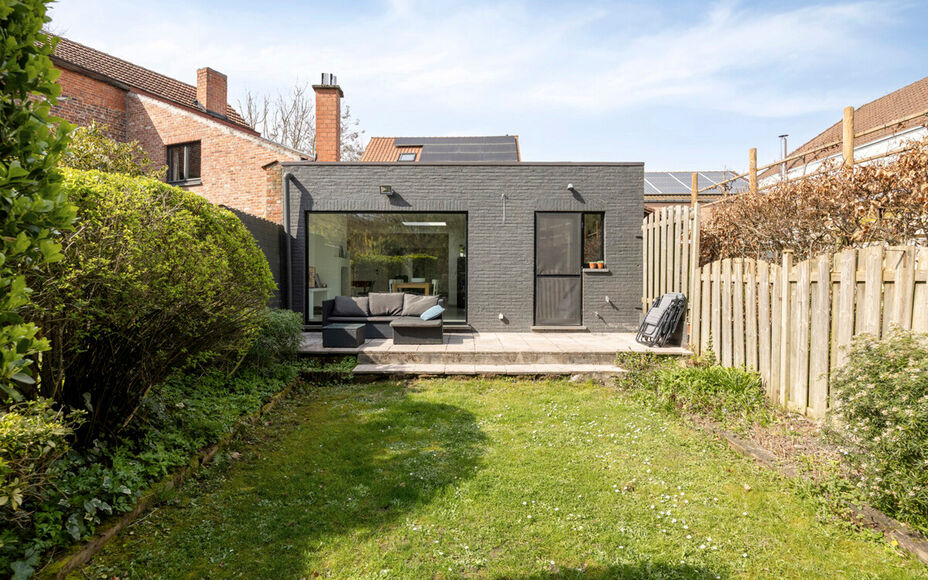 Vous recherchez une maison clé en main où confort, espace et modularité s'harmonisent parfaitement ? Cette maison entièrement rénovée et écoénergétique, idéalement située à Merchtem, est faite pour vous. Grâce à sa situation centrale, commer