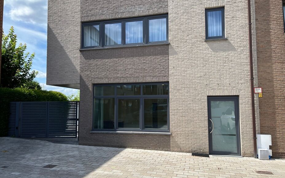 LEEMANS IMMOBILIËN stelt u graag dit multifunctioneel handelspand/bureel voor, gelegen in de gemeente Asse. Dankzij zijn uitstekende ligging is deze handelsruimte bijzonder vlot en gemakkelijk bereikbaar. Tevens is de aanwezige parking, gelegen voor het 