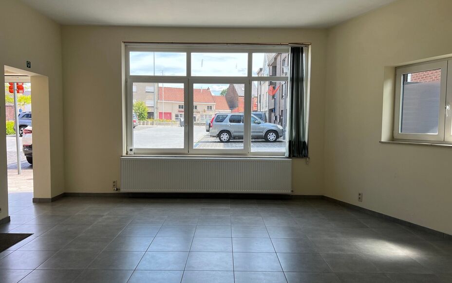 LEEMANS IMMOBILIËN stelt u graag dit multifunctioneel handelspand/bureel voor, gelegen in de gemeente Asse. Dankzij zijn uitstekende ligging is deze handelsruimte bijzonder vlot en gemakkelijk bereikbaar. Tevens is de aanwezige parking, gelegen voor het 