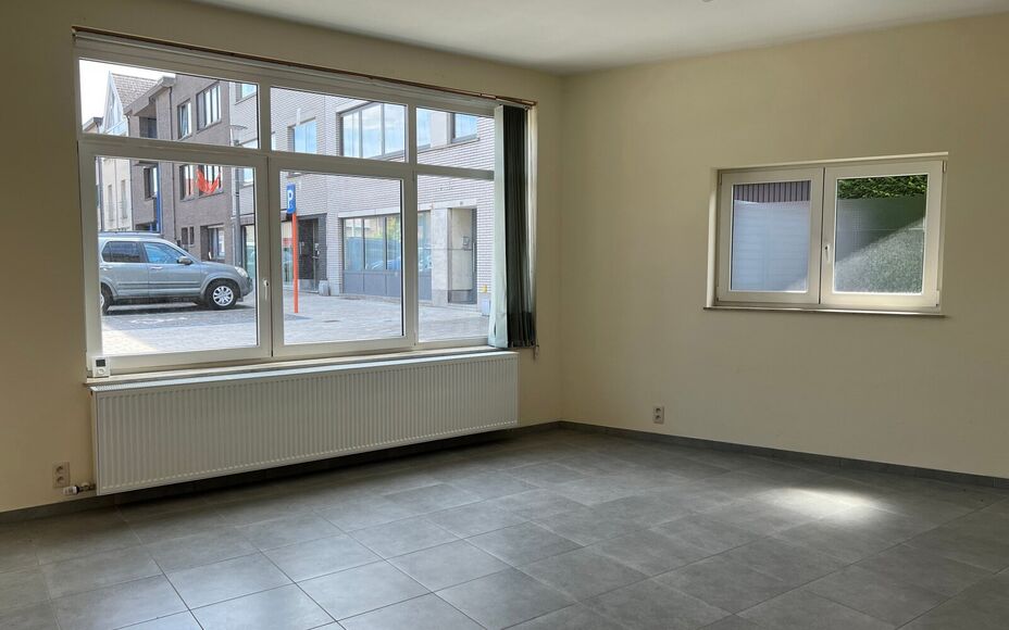 LEEMANS IMMOBILIËN stelt u graag dit multifunctioneel handelspand/bureel voor, gelegen in de gemeente Asse. Dankzij zijn uitstekende ligging is deze handelsruimte bijzonder vlot en gemakkelijk bereikbaar. Tevens is de aanwezige parking, gelegen voor het 