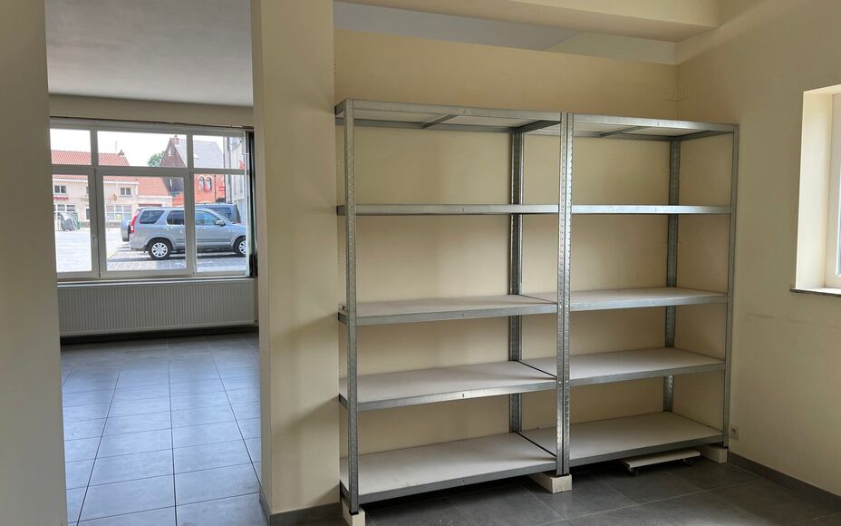 LEEMANS IMMOBILIËN stelt u graag dit multifunctioneel handelspand/bureel voor, gelegen in de gemeente Asse. Dankzij zijn uitstekende ligging is deze handelsruimte bijzonder vlot en gemakkelijk bereikbaar. Tevens is de aanwezige parking, gelegen voor het 