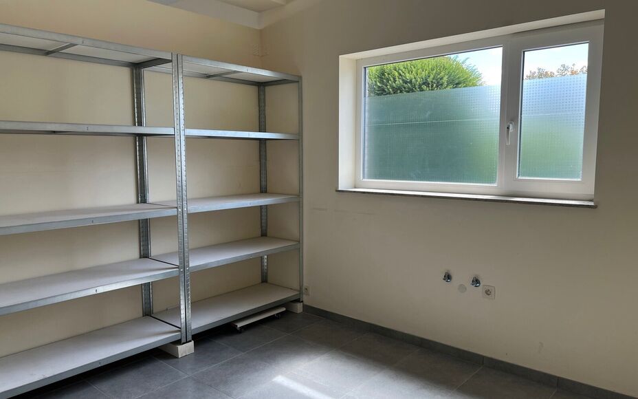 LEEMANS IMMOBILIËN stelt u graag dit multifunctioneel handelspand/bureel voor, gelegen in de gemeente Asse. Dankzij zijn uitstekende ligging is deze handelsruimte bijzonder vlot en gemakkelijk bereikbaar. Tevens is de aanwezige parking, gelegen voor het 