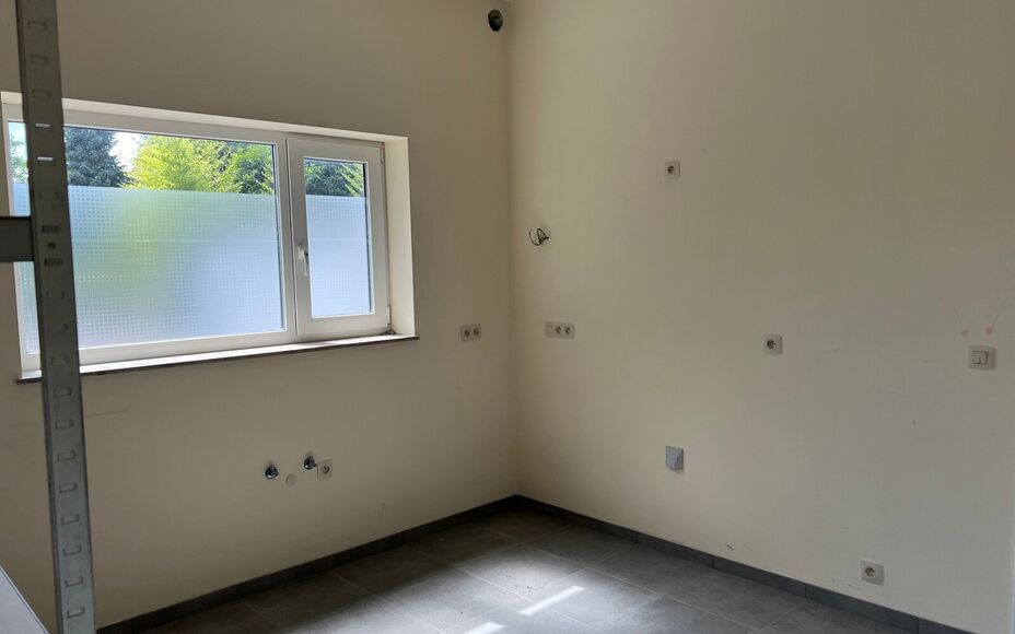 LEEMANS IMMOBILIËN stelt u graag dit multifunctioneel handelspand/bureel voor, gelegen in de gemeente Asse. Dankzij zijn uitstekende ligging is deze handelsruimte bijzonder vlot en gemakkelijk bereikbaar. Tevens is de aanwezige parking, gelegen voor het 