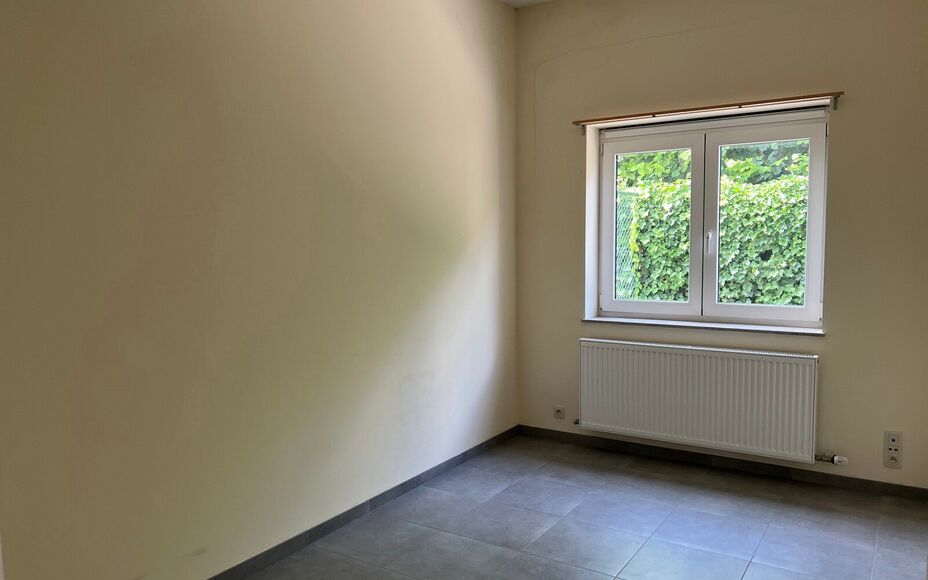 LEEMANS IMMOBILIËN stelt u graag dit multifunctioneel handelspand/bureel voor, gelegen in de gemeente Asse. Dankzij zijn uitstekende ligging is deze handelsruimte bijzonder vlot en gemakkelijk bereikbaar. Tevens is de aanwezige parking, gelegen voor het 