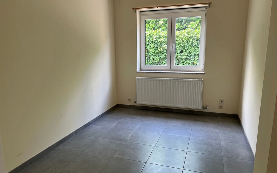 LEEMANS IMMOBILIËN stelt u graag dit multifunctioneel handelspand/bureel voor, gelegen in de gemeente Asse. Dankzij zijn uitstekende ligging is deze handelsruimte bijzonder vlot en gemakkelijk bereikbaar. Tevens is de aanwezige parking, gelegen voor het 