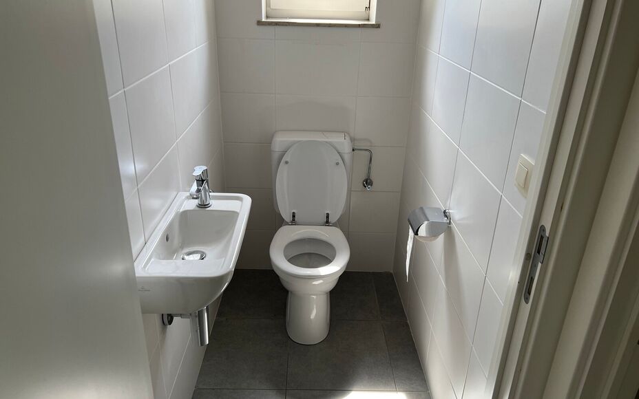 LEEMANS IMMOBILIËN stelt u graag dit multifunctioneel handelspand/bureel voor, gelegen in de gemeente Asse. Dankzij zijn uitstekende ligging is deze handelsruimte bijzonder vlot en gemakkelijk bereikbaar. Tevens is de aanwezige parking, gelegen voor het 