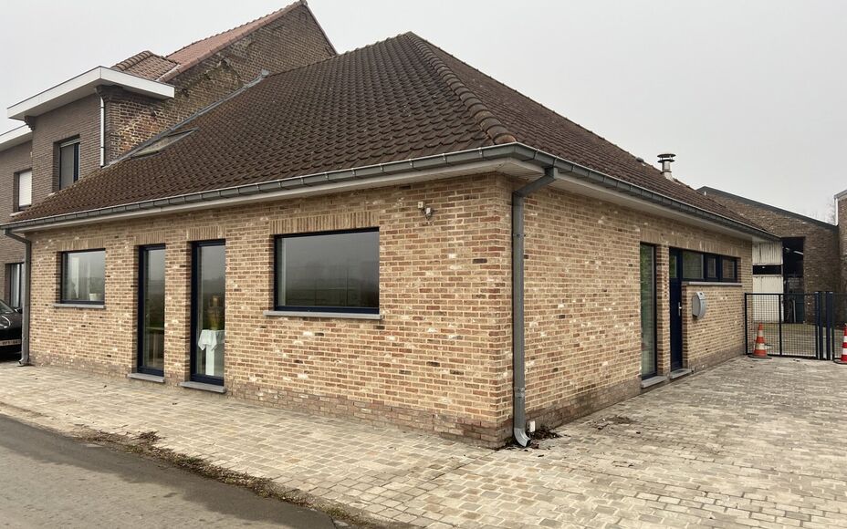 LEEMANS IMMOBILIËN biedt U volgende handelsruimte aan gelegen in de gemeente Opwijk. 

Het pand werd voorheen gebruikt als kantoorruimte (zelfstandig beroep) maar kan tevens perfect dienen als bvb. praktijkruimte / vrij beroep mits de nodige aanpassingen