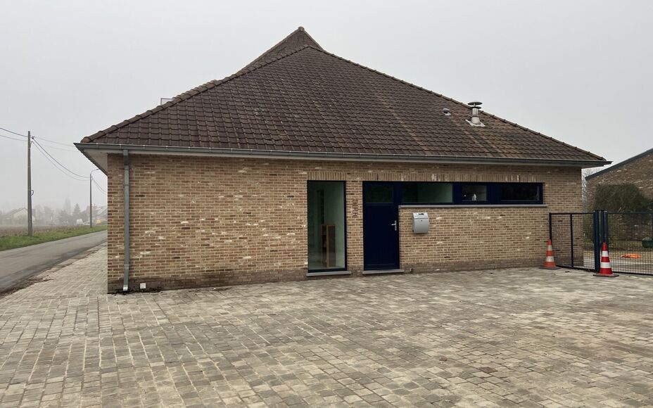 LEEMANS IMMOBILIËN biedt U volgende handelsruimte aan gelegen in de gemeente Opwijk. 

Het pand werd voorheen gebruikt als kantoorruimte (zelfstandig beroep) maar kan tevens perfect dienen als bvb. praktijkruimte / vrij beroep mits de nodige aanpassingen