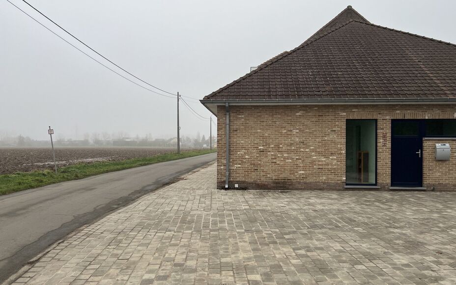 LEEMANS IMMOBILIËN biedt U volgende handelsruimte aan gelegen in de gemeente Opwijk. 

Het pand werd voorheen gebruikt als kantoorruimte (zelfstandig beroep) maar kan tevens perfect dienen als bvb. praktijkruimte / vrij beroep mits de nodige aanpassingen