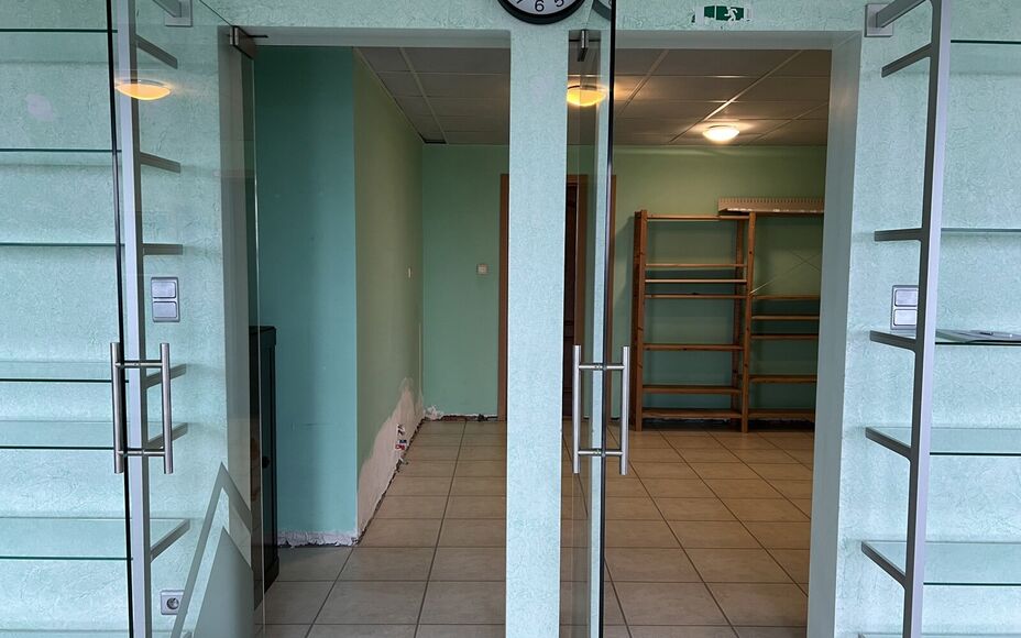 LEEMANS IMMOBILIËN biedt U volgende handelsruimte aan gelegen in de gemeente Opwijk. 

Het pand werd voorheen gebruikt als kantoorruimte (zelfstandig beroep) maar kan tevens perfect dienen als bvb. praktijkruimte / vrij beroep mits de nodige aanpassingen