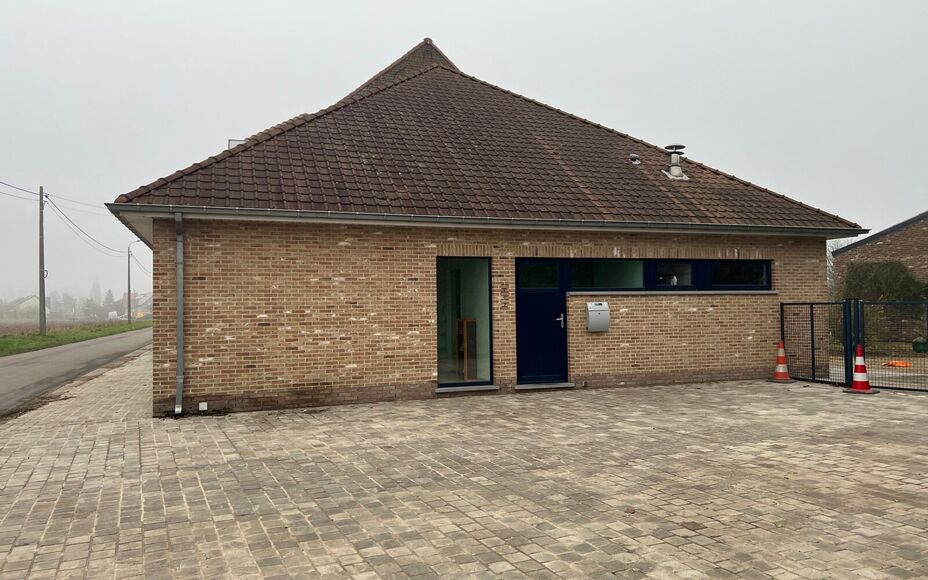 LEEMANS IMMOBILIËN biedt U volgende handelsruimte aan gelegen in de gemeente Opwijk. 

Het pand werd voorheen gebruikt als kantoorruimte (zelfstandig beroep) maar kan tevens perfect dienen als bvb. praktijkruimte / vrij beroep mits de nodige aanpassingen