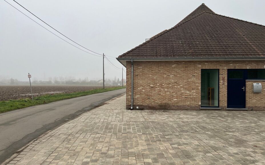 LEEMANS IMMOBILIËN biedt U volgende handelsruimte aan gelegen in de gemeente Opwijk. 

Het pand werd voorheen gebruikt als kantoorruimte (zelfstandig beroep) maar kan tevens perfect dienen als bvb. praktijkruimte / vrij beroep mits de nodige aanpassingen