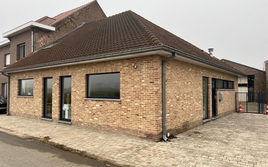 LEEMANS IMMOBILIËN biedt U volgende handelsruimte aan gelegen in de gemeente Opwijk. 

Het pand werd voorheen gebruikt als kantoorruimte (zelfstandig beroep) maar kan tevens perfect dienen als bvb. praktijkruimte / vrij beroep mits de nodige aanpassingen