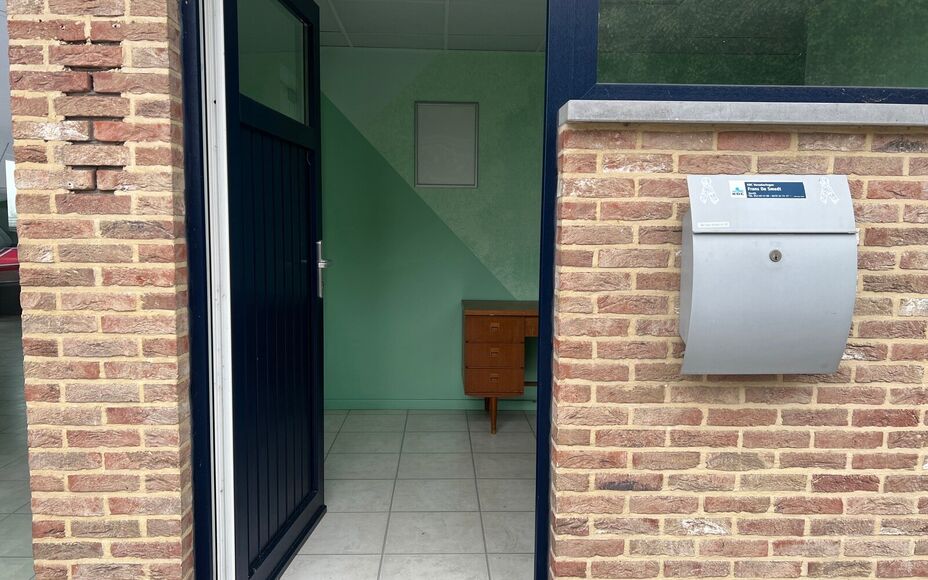 LEEMANS IMMOBILIËN biedt U volgende handelsruimte aan gelegen in de gemeente Opwijk. 

Het pand werd voorheen gebruikt als kantoorruimte (zelfstandig beroep) maar kan tevens perfect dienen als bvb. praktijkruimte / vrij beroep mits de nodige aanpassingen