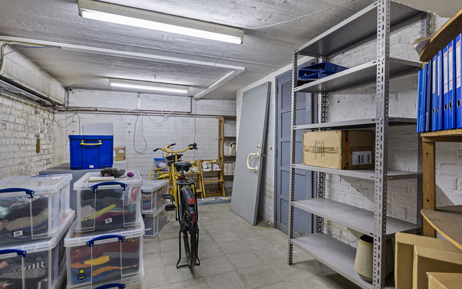 LEEMANS immobiliën biedt U deze volledig instapklare handelsruimte aan, oorspronkelijk ingericht als verzekeringskantoor, doch met een breed scala aan mogelijkheden naar andere doeleinden toe. 

Met zijn uitzonderlijke goede ligging in het bruisende hart